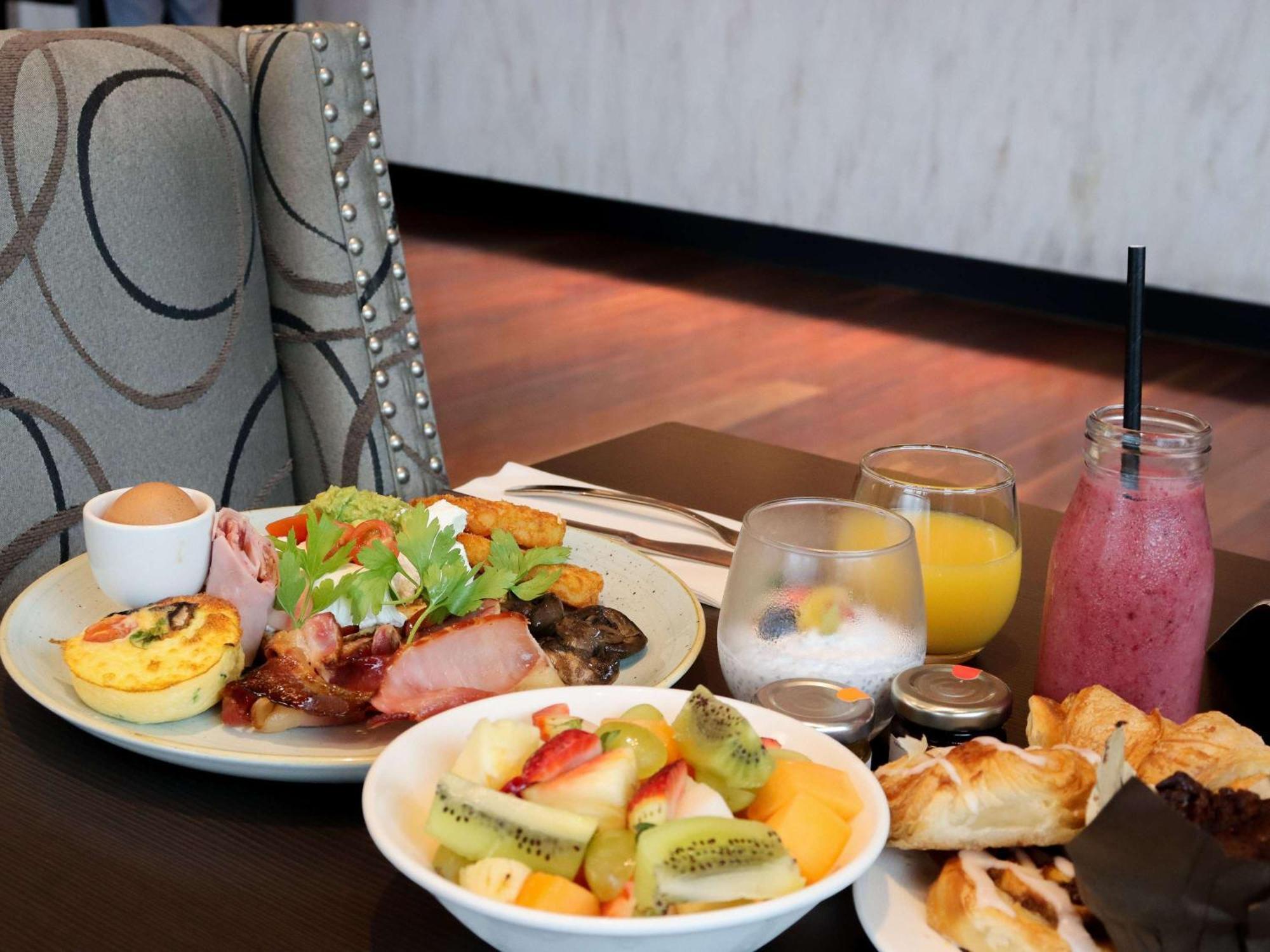 Pullman Brisbane Airport Hotell Exteriör bild A selection of breakfast items