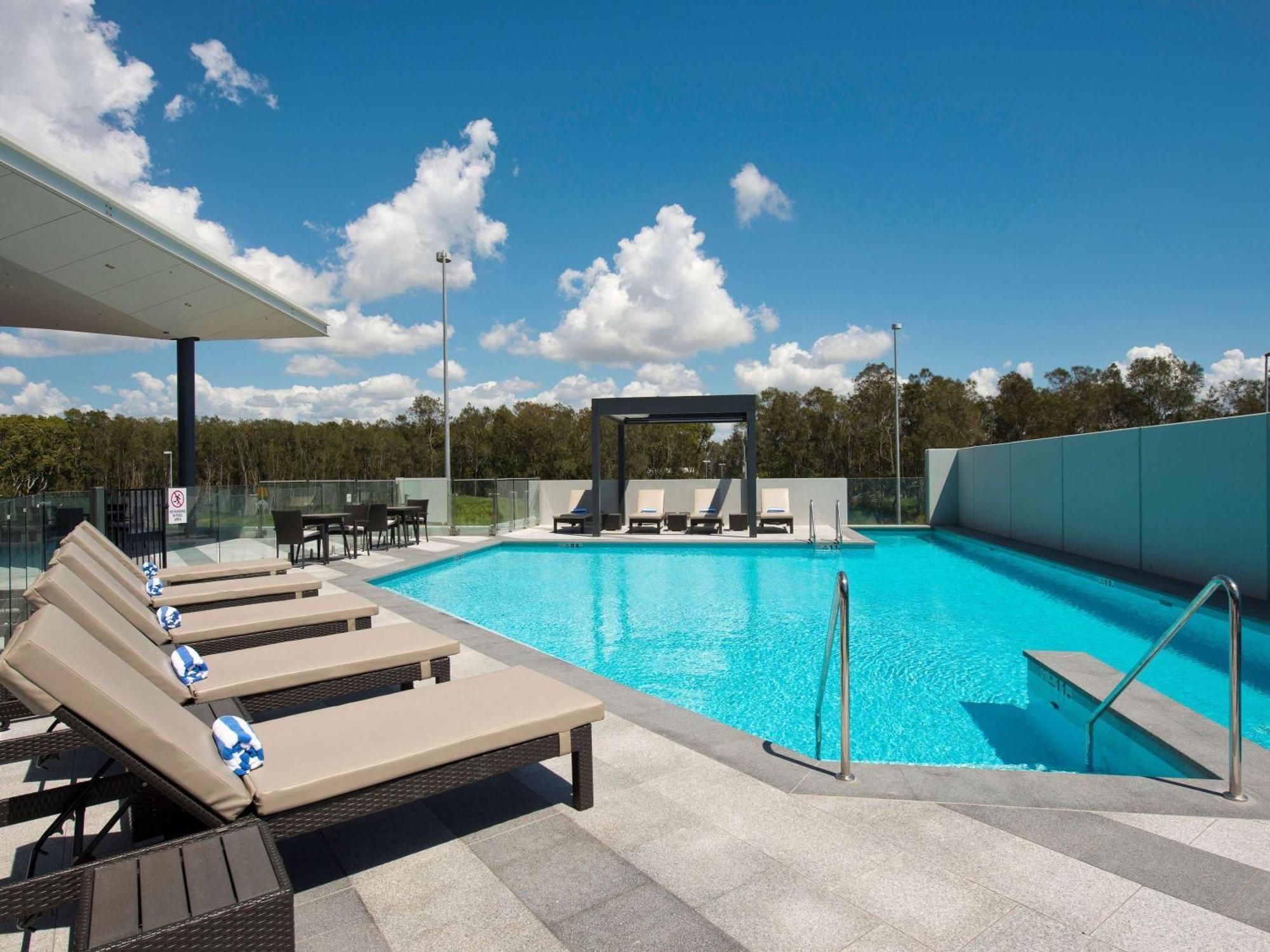 Pullman Brisbane Airport Hotell Exteriör bild The rooftop pool at the hotel