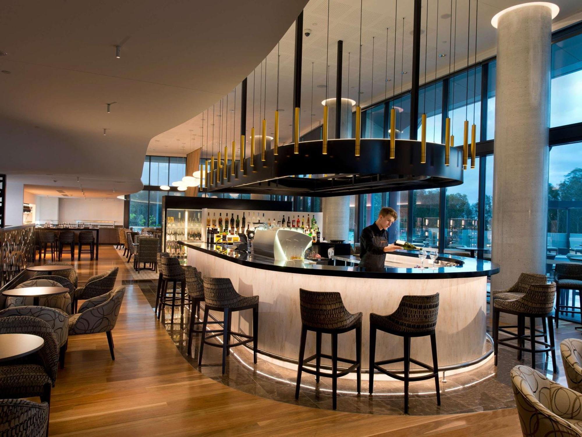 Pullman Brisbane Airport Hotell Exteriör bild The bar at the London Hilton on Park Lane