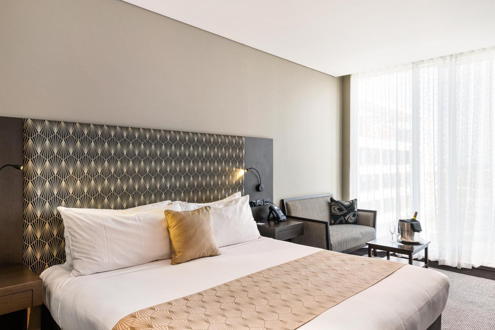 Pullman Brisbane Airport Hotell Exteriör bild A bedroom at the hotel