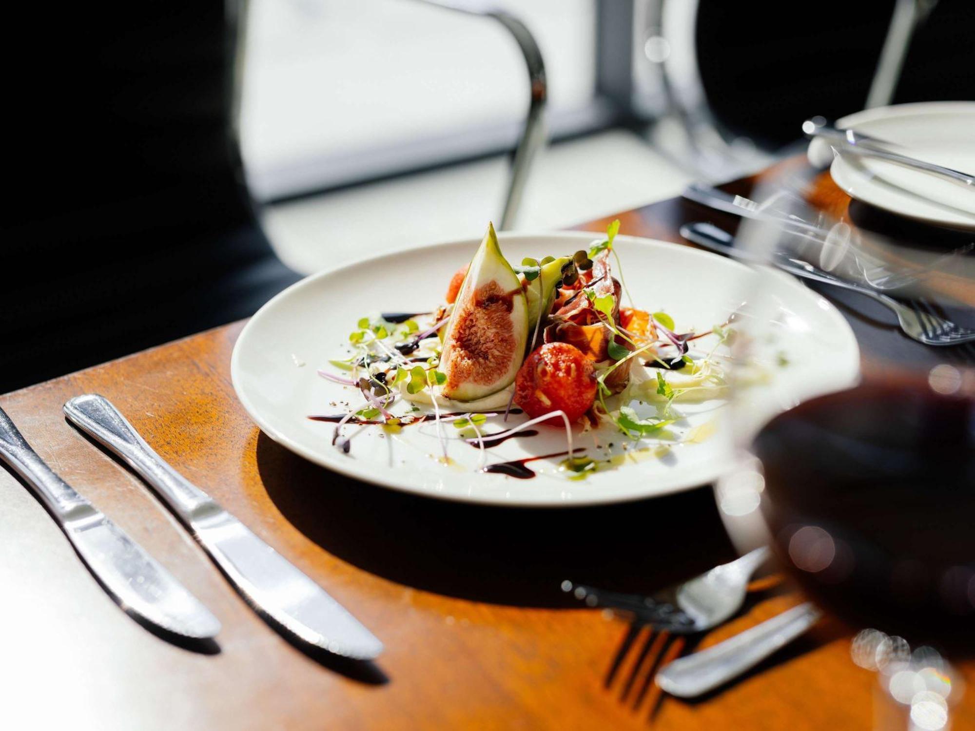 Pullman Brisbane Airport Hotell Exteriör bild A salad at the restaurant