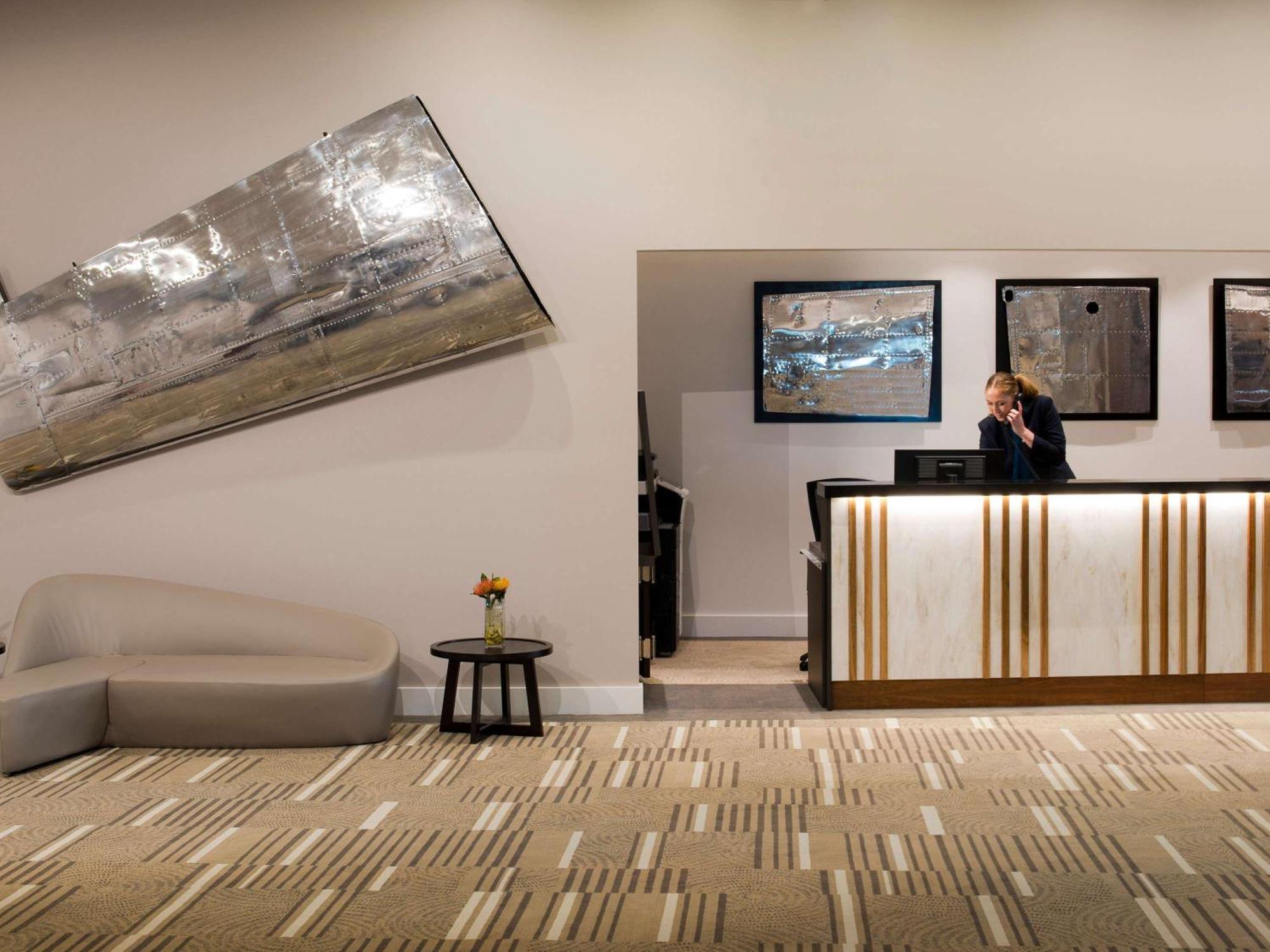 Pullman Brisbane Airport Hotell Exteriör bild The reception area at the hotel