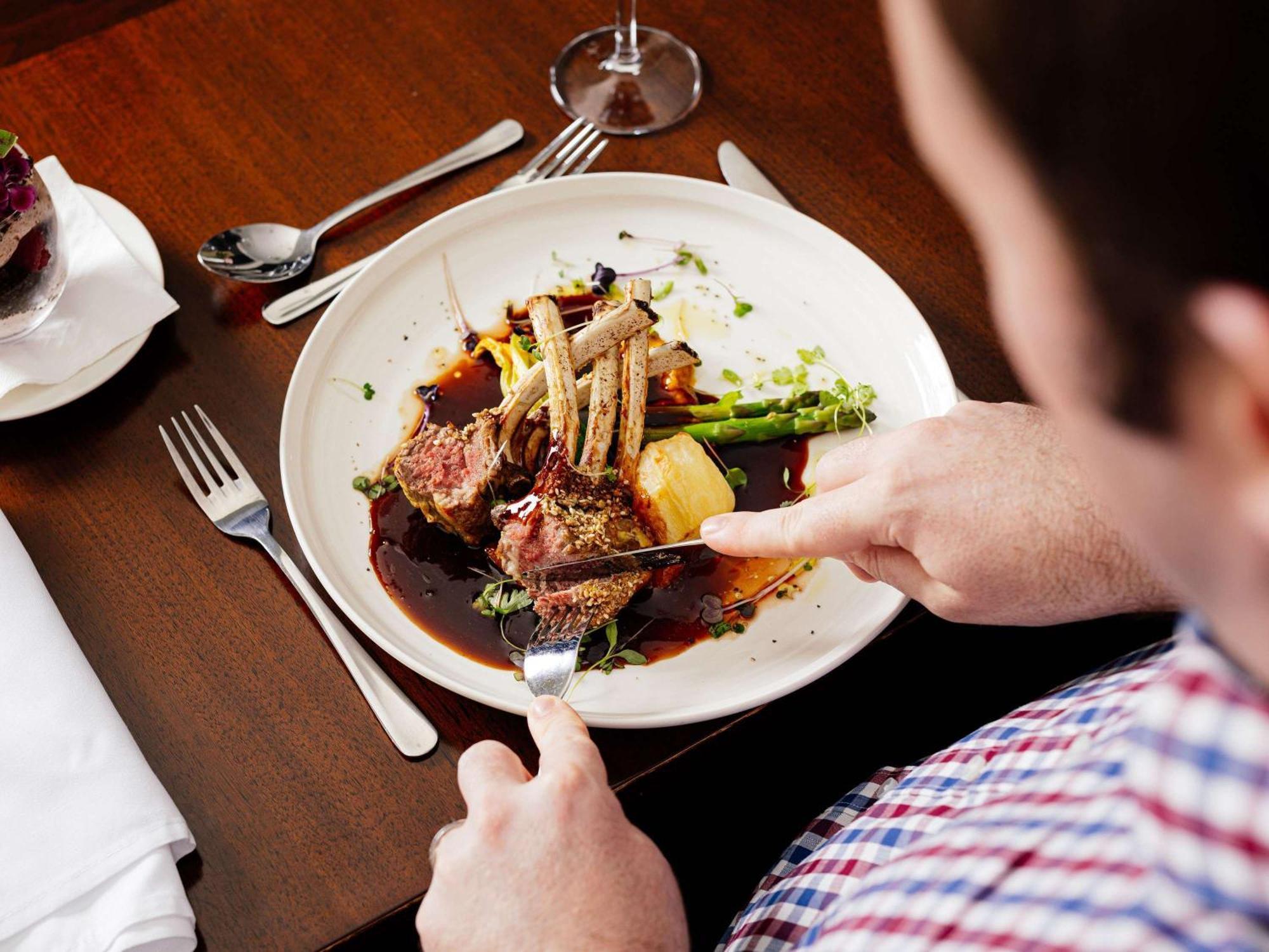 Pullman Brisbane Airport Hotell Exteriör bild A man eating a meal