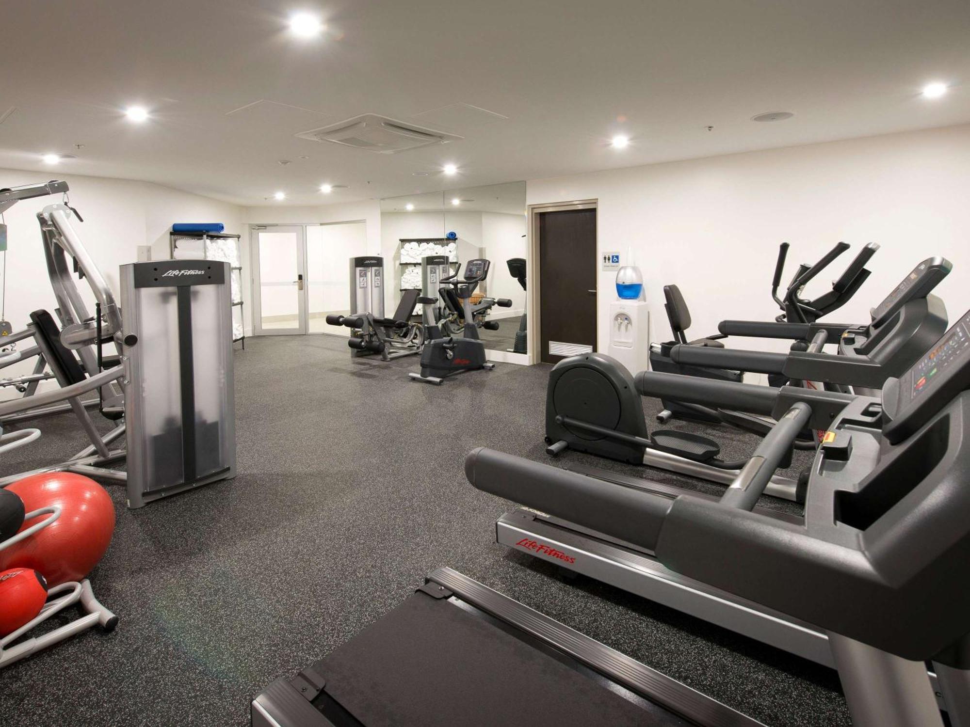 Pullman Brisbane Airport Hotell Exteriör bild The gym at the hotel