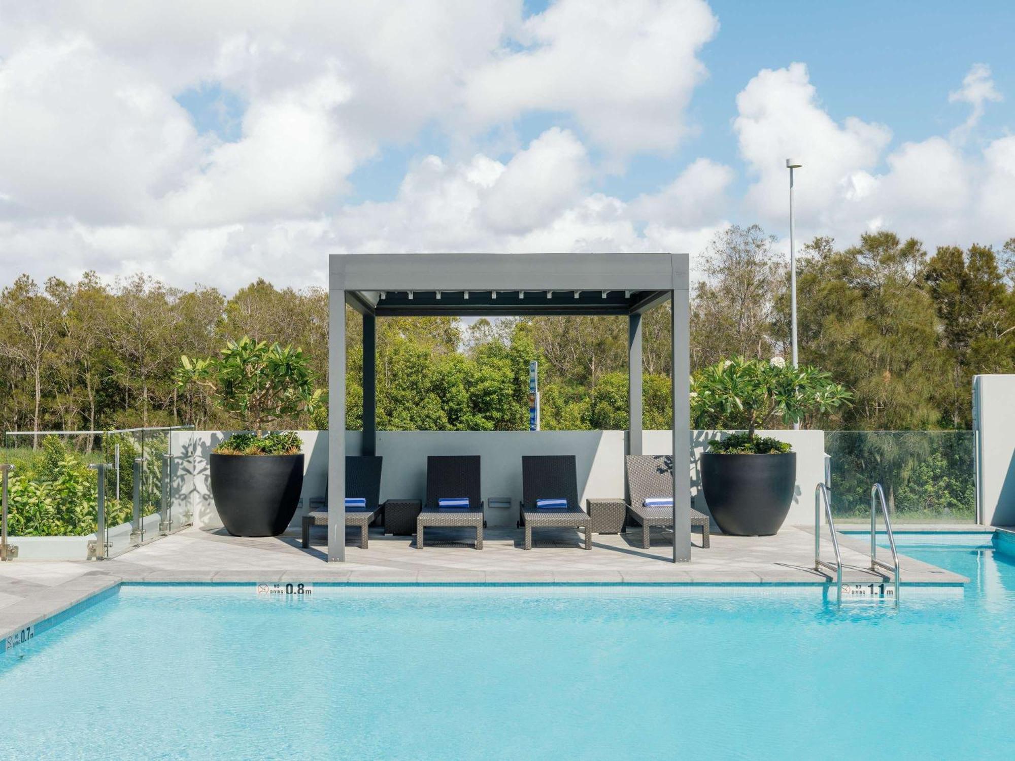 Pullman Brisbane Airport Hotell Exteriör bild The pool at the hotel