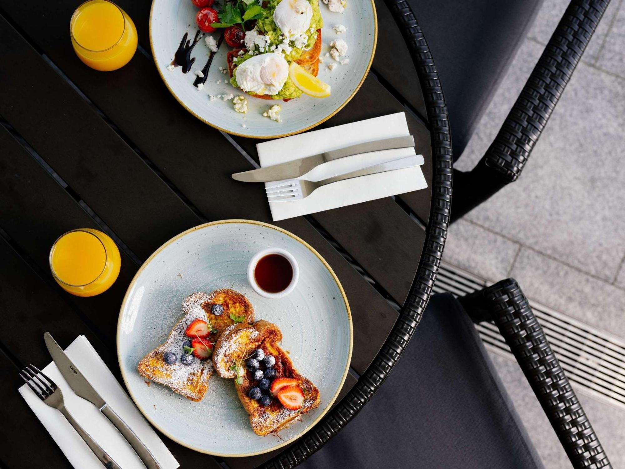 Pullman Brisbane Airport Hotell Exteriör bild Breakfast at the hotel