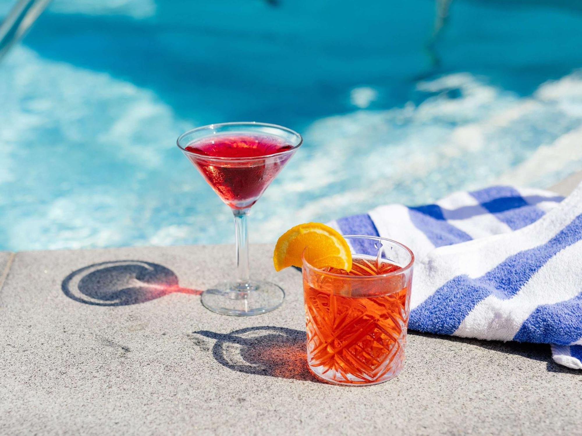 Pullman Brisbane Airport Hotell Exteriör bild A cosmopolitan (left) and a Negroni (right)