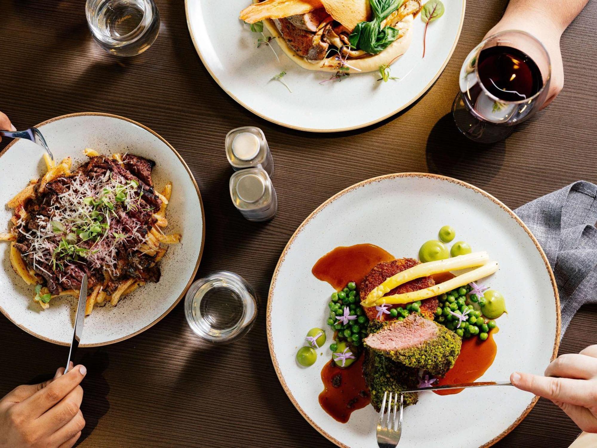 Pullman Brisbane Airport Hotell Exteriör bild Dishes at the restaurant