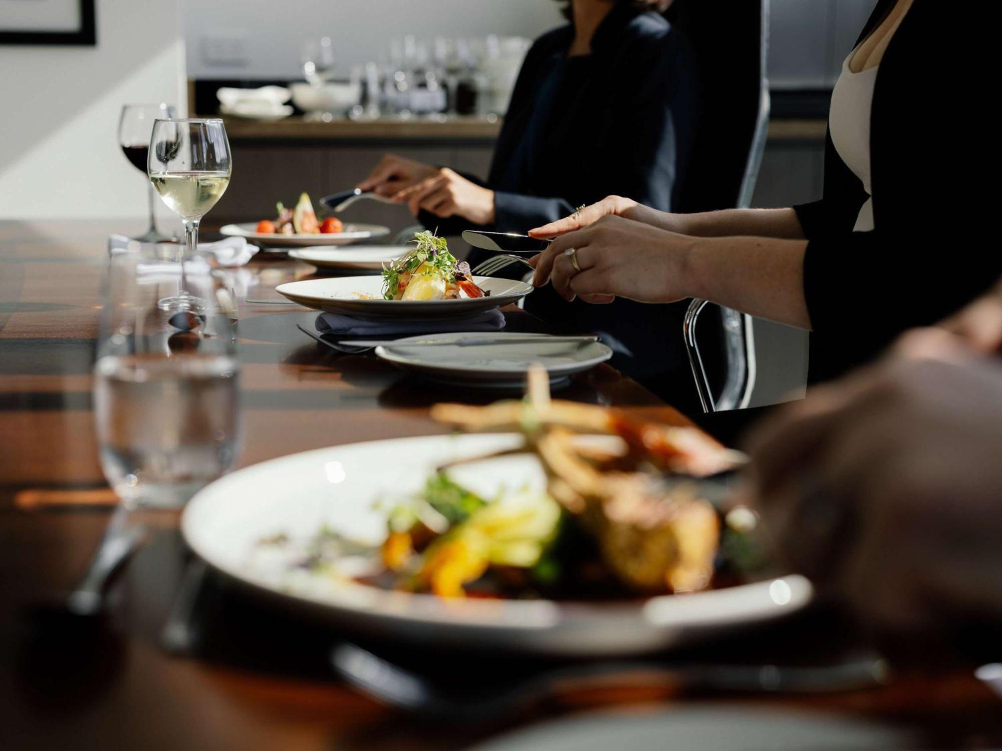 Pullman Brisbane Airport Hotell Exteriör bild A meal at a restaurant