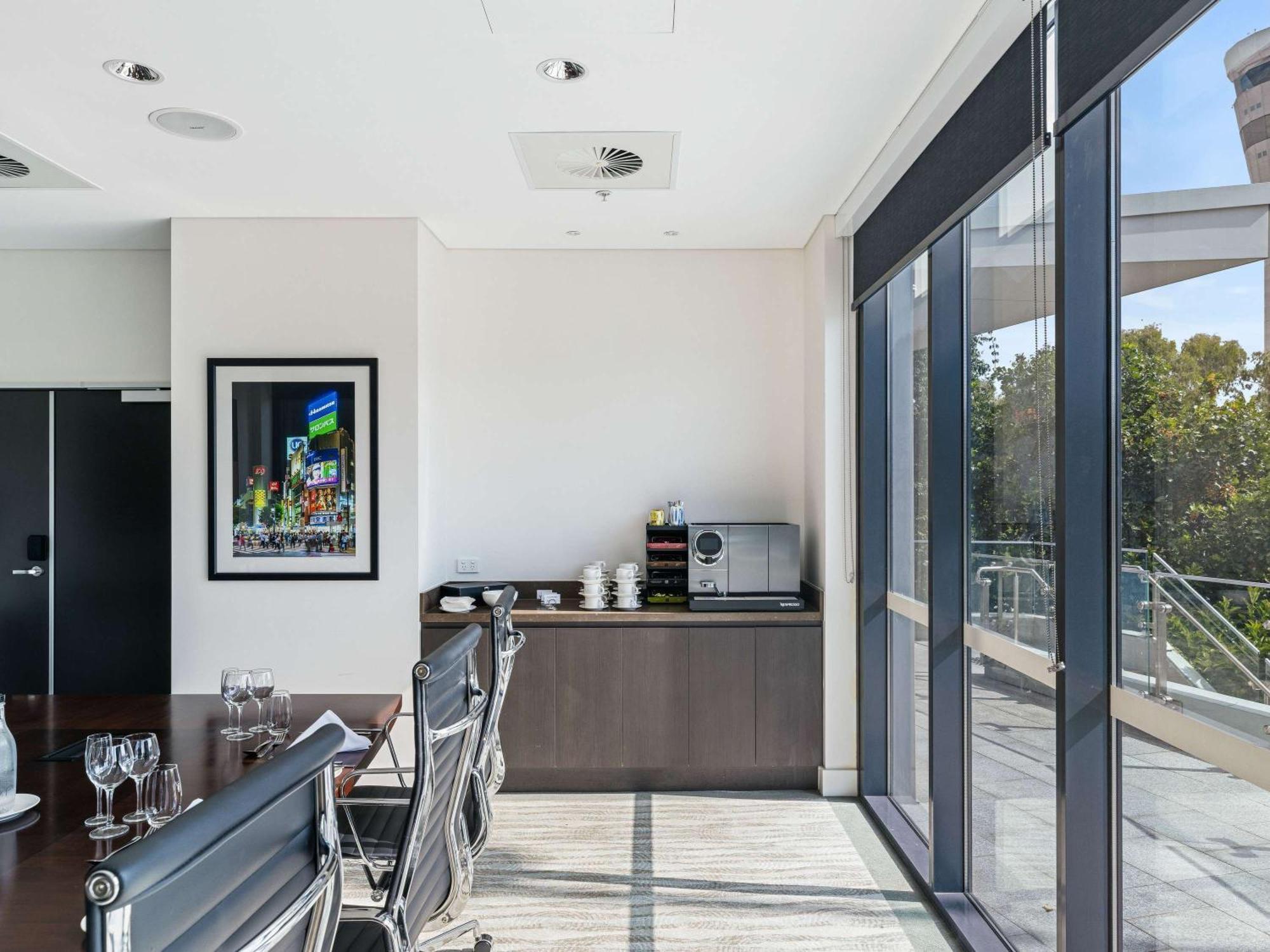 Pullman Brisbane Airport Hotell Exteriör bild The 10th floor boardroom at the new building