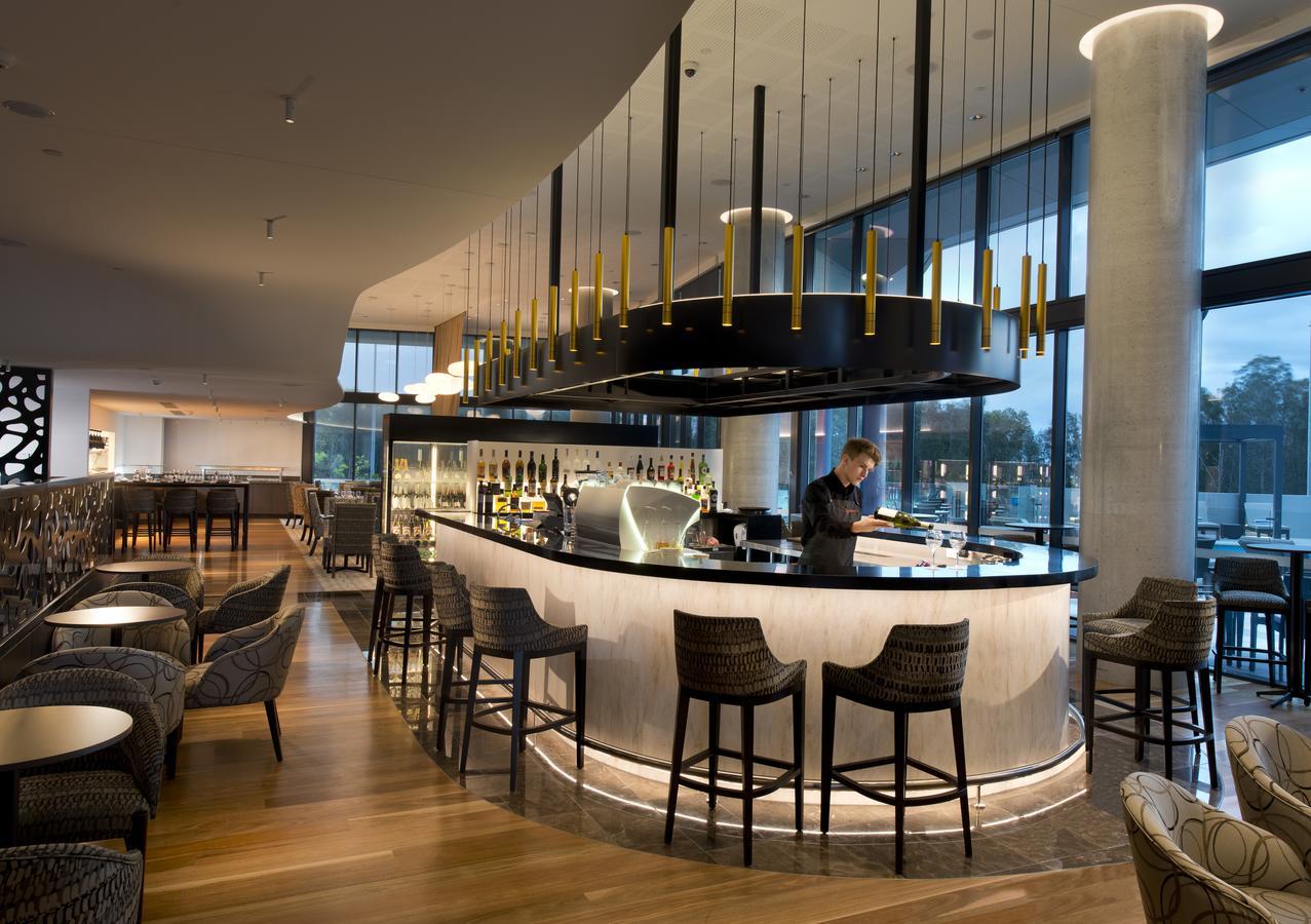 Pullman Brisbane Airport Hotell Exteriör bild The bar at the London Hilton on Park