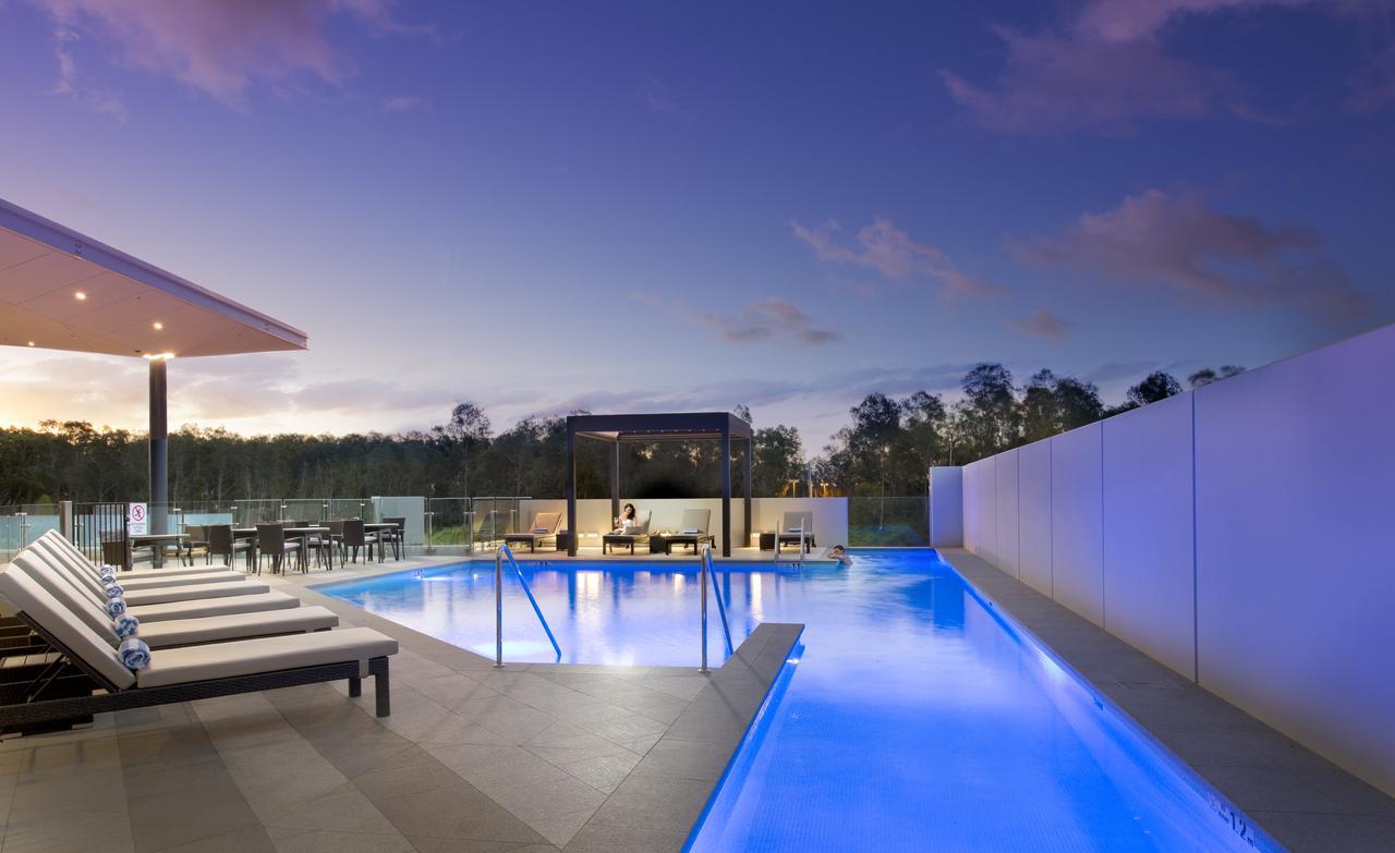 Pullman Brisbane Airport Hotell Exteriör bild The pool at the home of Australian cricket player Glenn McGrath