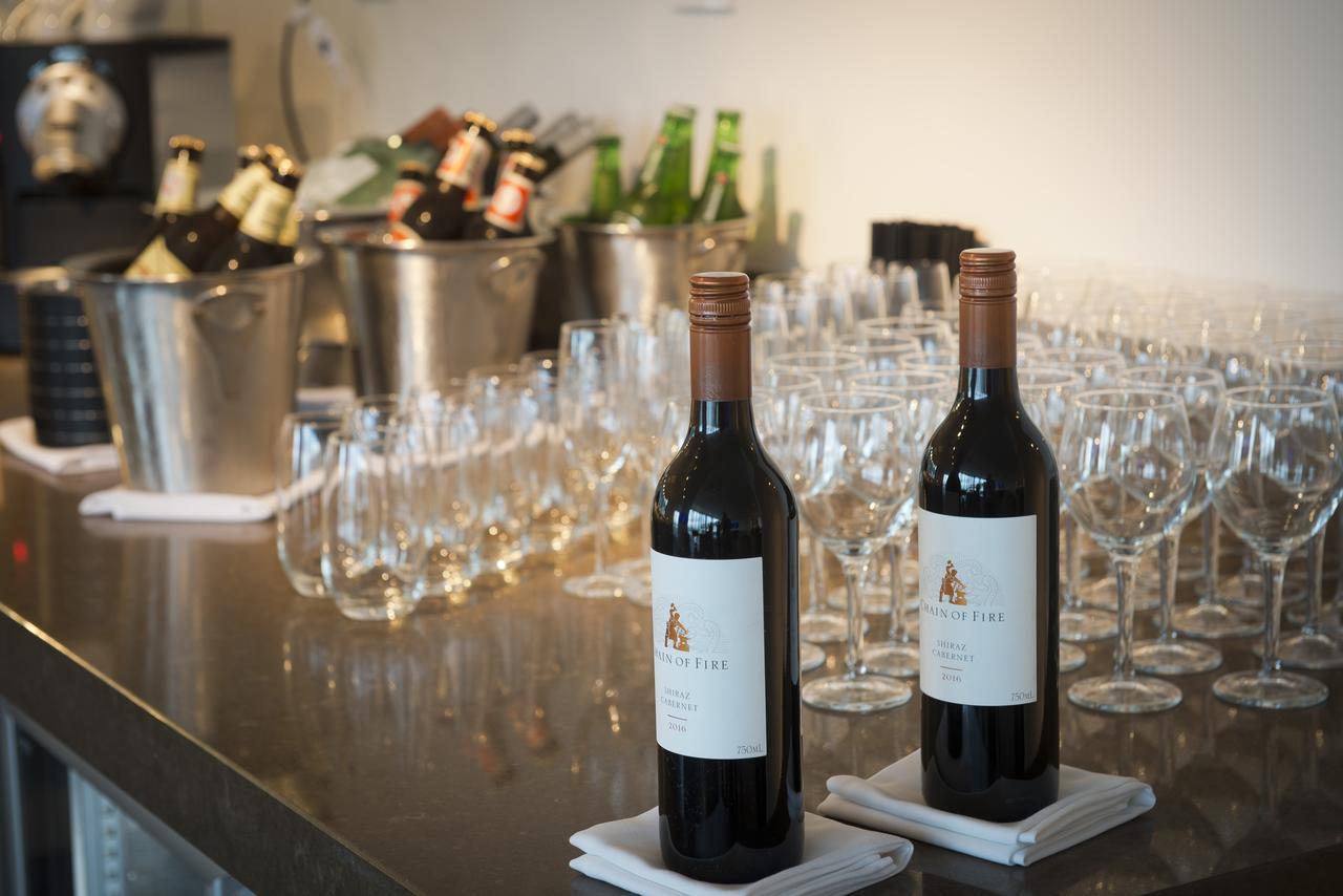 Pullman Brisbane Airport Hotell Exteriör bild Two bottles of wine