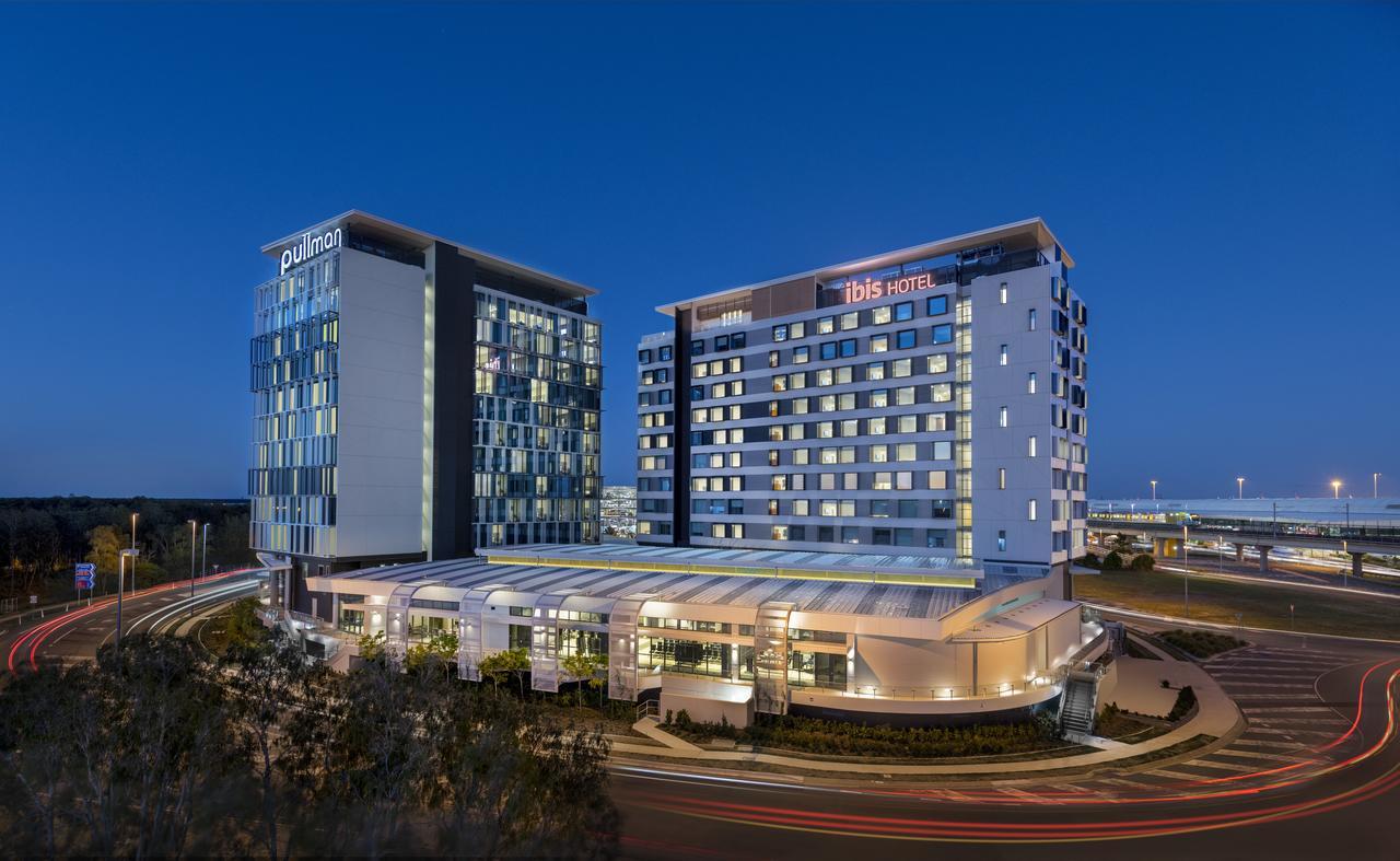 Pullman Brisbane Airport Hotell Exteriör bild The hotel at night
