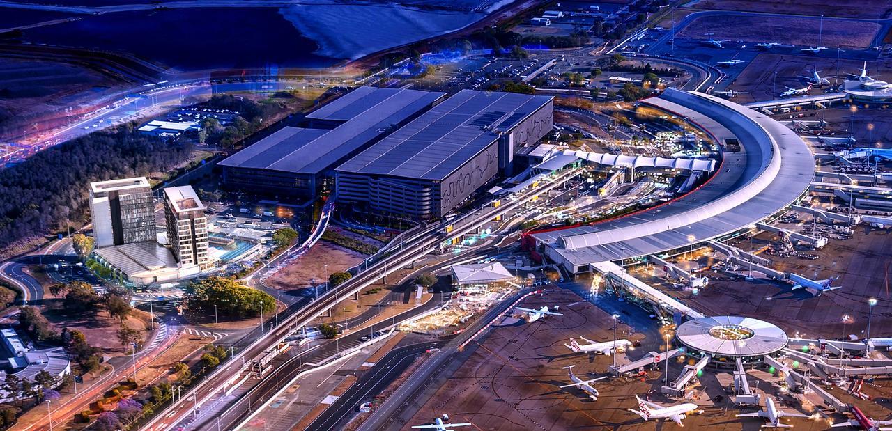Pullman Brisbane Airport Hotell Exteriör bild Aerial view of the airport at night