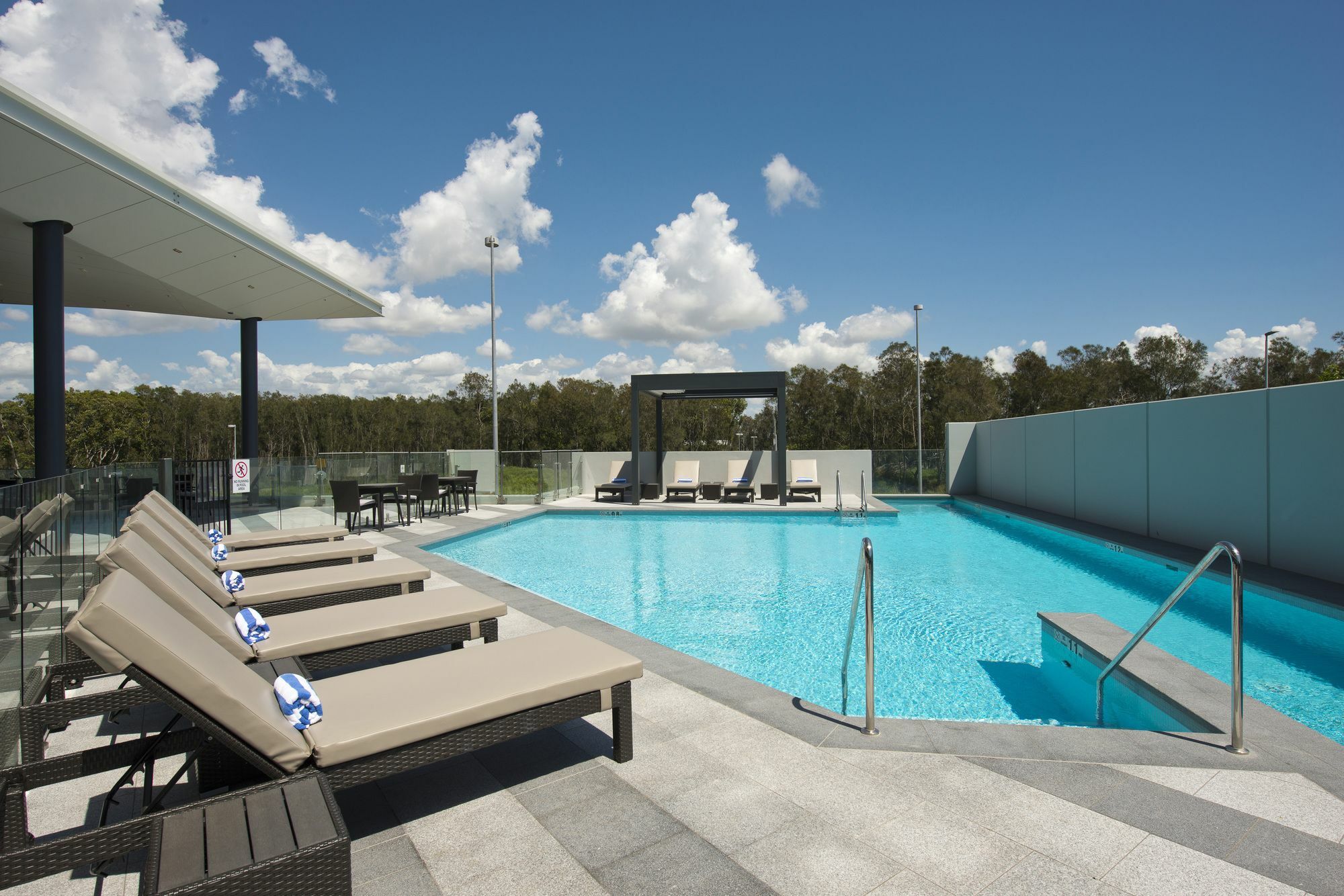 Pullman Brisbane Airport Hotell Exteriör bild The rooftop pool at the Emporium Hotel South Bank