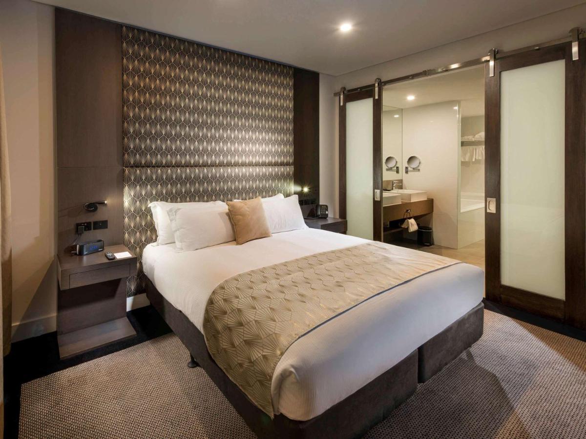 Pullman Brisbane Airport Hotell Exteriör bild A bedroom at the hotel